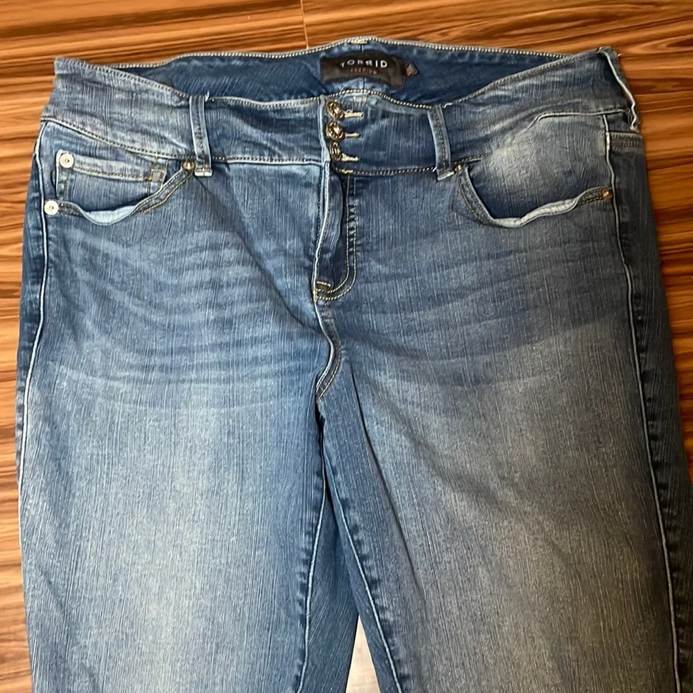 Torrid Distressed Jeans Size 18R - Picture 2 of 9